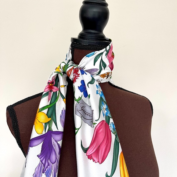 Display #1 New Gucci Scarf Iconic Flora Print White Silk Wrap - Picture 9 of 14